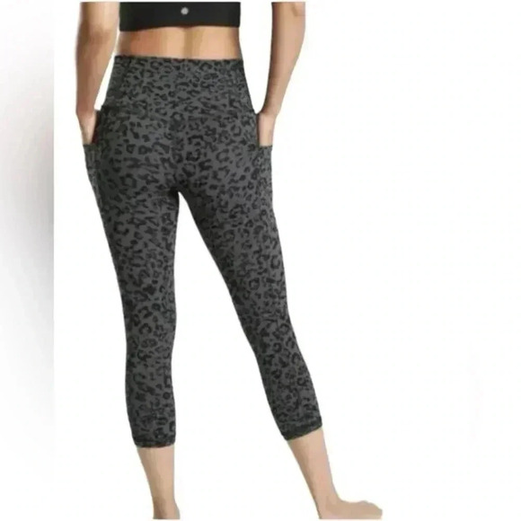 Athleta Leopard Print Salutation II Stash Pocket Capri size XS EUC - Picture 2 of 6